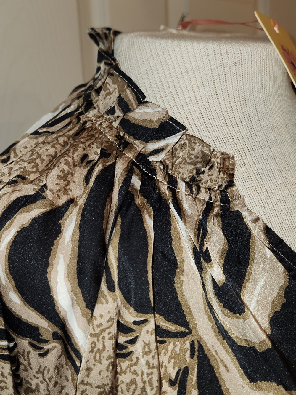 entro Two-Tone Beige and Black Asymmetrical Shirt - Picture 4 of 9